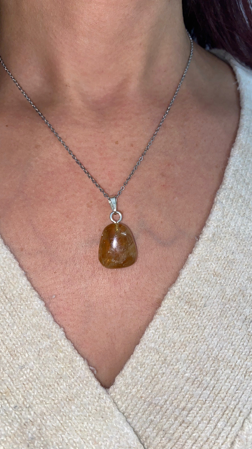 Pendentif pierre roulée calcite miel
