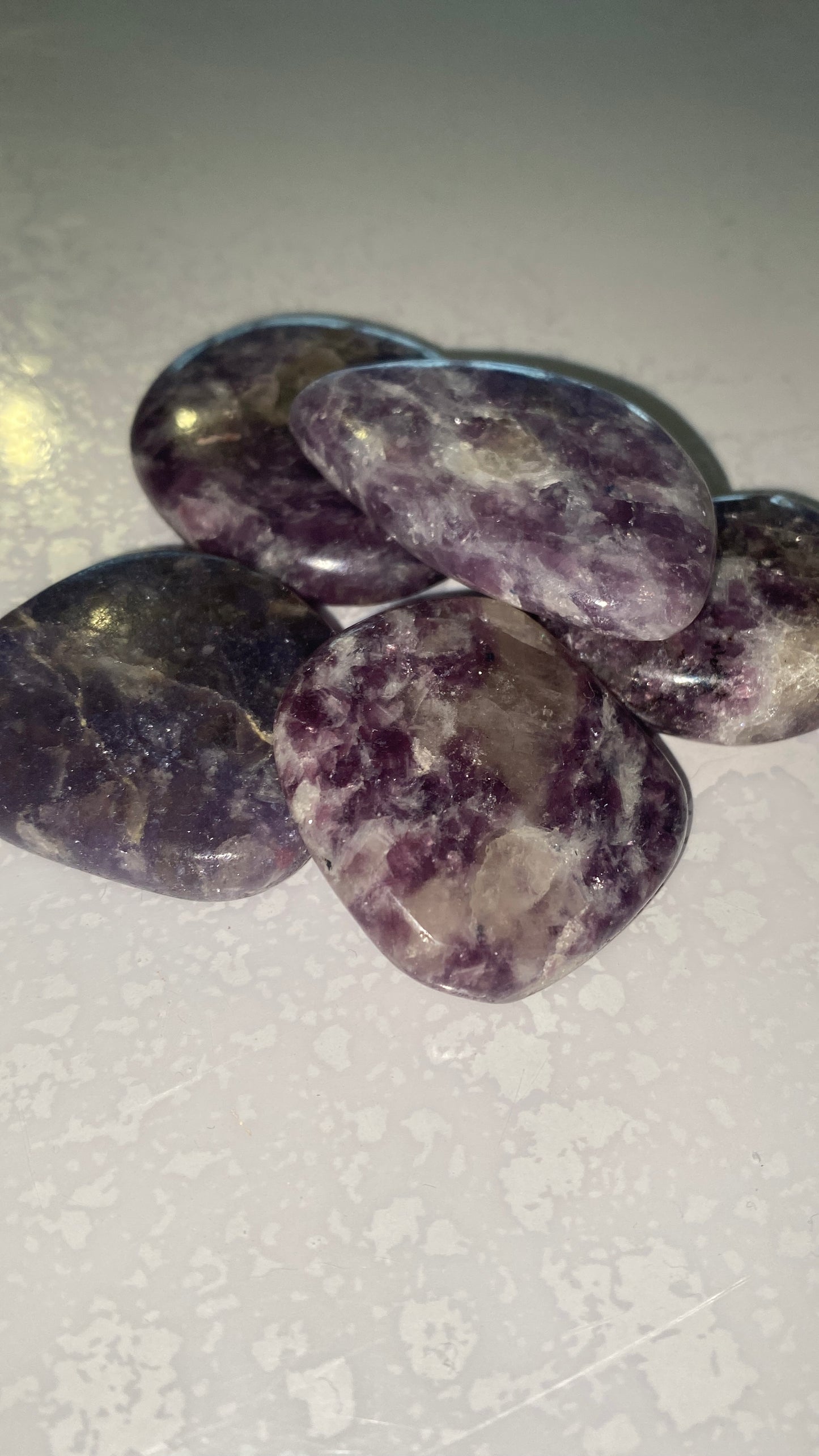 Galet lepidolite