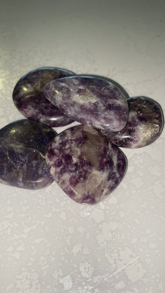 Galet lepidolite