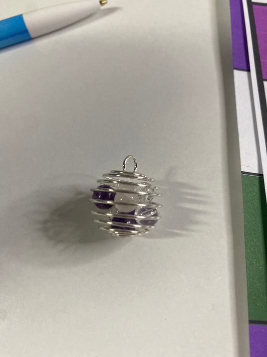 Pendentif en cage avec perles